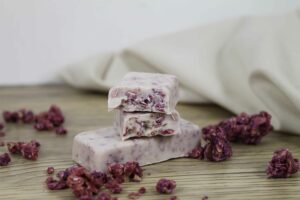 Turrón de chocolate blanco y granola de frambuesa